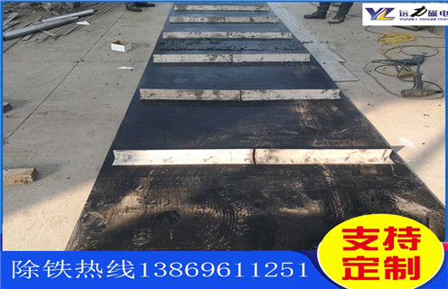 不銹鋼除鐵器皮帶廠家服務(wù)湖南皮帶懸掛式除鐵器，除鐵器卸鐵皮帶主要是安裝在各個(gè)型號的電磁、永磁自卸式除鐵器上，當(dāng)輸料皮帶上的散狀物料經(jīng)過自卸除鐵器底部時(shí)，混雜在物料中的鐵磁性雜質(zhì)在除鐵器磁芯強(qiáng)大的磁場力作用下被吸附到除鐵器卸鐵皮帶上，由不停運(yùn)轉(zhuǎn)的卸鐵皮帶將吸附住的鐵雜質(zhì)刮出，卸進(jìn)集鐵箱，從而達(dá)到自動(dòng)連續(xù)除鐵的目的。無需人工清理，實(shí)現(xiàn)了自動(dòng)化除鐵。  一、不銹鋼除鐵器皮帶廠家服務(wù)湖南皮帶懸掛式除鐵器選型指南：  1.提供卸鐵皮帶準(zhǔn)確的帶寬、周長及厚度。  2.了解清楚所需卸鐵皮帶為一次性成型的環(huán)帶還是帶接頭式的，其次確認(rèn)卸鐵刮板為膠條一體式刮板還是不銹鋼刮板。  注：一般情況下，除鐵器生產(chǎn)廠家在生產(chǎn)除鐵器時(shí)用的是一次性成型的環(huán)帶，但用戶在后期更換時(shí)，一次性成型的環(huán)帶不方便更換及安裝，需將除鐵器大拆大卸，套上卸鐵皮帶之后，然后重新組裝，更換非常麻煩。帶接頭式的卸鐵皮帶就很大程度上解決了這一問題，省去了拆裝除鐵器的過程，只需要將皮帶安裝之后在接頭處對接即可,省時(shí)省力，結(jié)實(shí)耐用。  二、不銹鋼除鐵器皮帶廠家服務(wù)湖南皮帶懸掛式除鐵器  除鐵器接通電源后，勵(lì)磁系統(tǒng)產(chǎn)生強(qiáng)大的磁場，當(dāng)輸送機(jī)械上的散狀物料經(jīng)過除鐵器下方時(shí)，混雜在物料中的鐵磁性雜物，在除鐵器磁場力作用下被不斷吸起(鐵磁性雜物重量為0.1-25kg)，吸附在除鐵器下表面上，當(dāng)需要除去吸附在除鐵器上的鐵磁性雜物時(shí)，可將除鐵器移至集鐵箱上方，切斷勵(lì)磁電源設(shè)備磁場消失，鐵磁性雜物在重力作用下掉入集鐵箱中。
