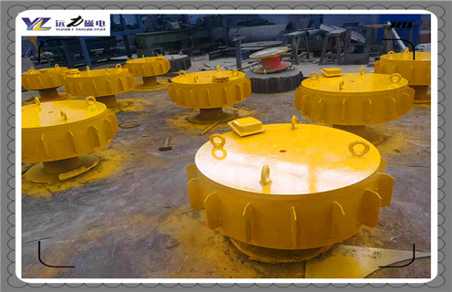 江西RCDC-8電磁除鐵器原理生產(chǎn)廠家_選型_河北江西RCDC-8電磁除鐵器原理生產(chǎn)廠家工作原理_價格，RCDC系列風冷自卸式電磁除鐵器，是在RCDA系列風冷懸掛式電磁除鐵器的基礎(chǔ)上增加了驅(qū)動電機、滾筒、帶刮板的卸鐵膠帶等組成的卸鐵機構(gòu)。在工作過程中卸鐵機構(gòu)自動將卸鐵皮帶上吸附的鐵磁性物質(zhì)拋到除鐵器以外的集鐵箱內(nèi)，無需停電人工清理，實現(xiàn)了除鐵自動化。  一、江西RCDC-8電磁除鐵器原理生產(chǎn)廠家_選型_河北江西RCDC-8電磁除鐵器原理生產(chǎn)廠家工作原理_價格  1、在鋼鐵廠、水泥廠、多用于礦渣除鐵和保護輥壓機、立磨、破碎機等重要設(shè)備。  2、計算機模擬設(shè)計。  3、結(jié)構(gòu)簡單，易維護。  4、磁場強、功率大、磁透深度大。  5、采用軸流風機散熱線效果良好，電磁線圈溫升低。  6、用于輸送膠帶上任何物料的除鐵，對各種型號的破碎機、磨機等設(shè)備起著可靠的保護作用。