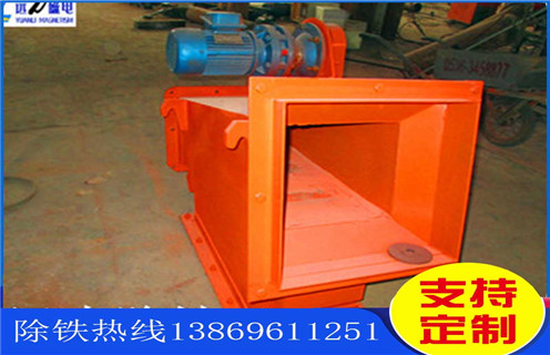 海南超強(qiáng)磁液體管道除鐵器_海南超強(qiáng)磁液體管道除鐵器批發(fā)價(jià)格_使用說(shuō)明書原理型號(hào)，強(qiáng)磁除鐵器中的核心部件永磁體是以釹鐵硼稀土材料加工而的，很多人好奇那么除鐵器中的永磁體的磁性到底能維持多久呢?若是照正常的存儲(chǔ)條件的話，永磁鐵10年時(shí)間損失的磁場(chǎng)強(qiáng)度也不應(yīng)該超出1%。不過(guò)實(shí)際使用中，卻是有如下情況會(huì)大大加速?gòu)?qiáng)磁除鐵器磁力的衰減速度：  一、海南超強(qiáng)磁液體管道除鐵器_海南超強(qiáng)磁液體管道除鐵器批發(fā)價(jià)格_使用說(shuō)明書原理型號(hào)  1、 過(guò)高的溫度：強(qiáng)磁除鐵器所處的周圍環(huán)境溫度如果高于釹鐵硼材料的穩(wěn)定溫度范圍就會(huì)加速其失磁，熱量會(huì)顯著降低永磁體的磁性。標(biāo)準(zhǔn)的釹鐵硼稀土材料的最高穩(wěn)定溫度為80℃。耐高溫永磁體一般在140℃。而鋁鎳鈷永磁體的最高使用溫度能都達(dá)到540℃，釤鈷永磁體及鐵氧體差不多是300℃。  3、 物理?yè)p傷：強(qiáng)磁除鐵器所用永磁材料的物料特性決定了，其整體是較為脆弱的，若是受到外力的撞擊很容易出現(xiàn)斷裂。受到外力損傷破損之后的釹鐵硼永磁體，磁性將會(huì)下降。  3、 焊接工藝：強(qiáng)磁除鐵器制造或安裝時(shí)永磁體周圍的焊接操作也會(huì)導(dǎo)致其磁性能下降，這一般是因?yàn)楹附舆^(guò)程中產(chǎn)生的熱量或電流所導(dǎo)致的。  4、 有液體侵蝕：若是強(qiáng)磁除鐵器的外殼受損，潮濕的空氣就有可能進(jìn)入設(shè)備內(nèi)，跟永磁鐵的鍍層相接觸，久而久之就會(huì)讓磁性材料產(chǎn)生氧化，進(jìn)而造成其磁性能的衰減。
